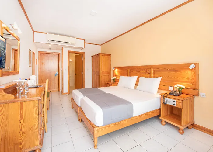 Gillieru Harbour Hotel